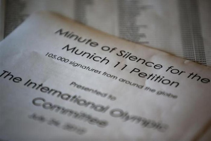 Bản yêu cầu 1 phút tưởng niệm các nạn nhân vụ thảm sát Munich 1972 của các góa phụ những người đã mất. BTC Olympic London 2012 đã bỏ phần tưởng niệm này trong lễ khai mạc và ngay lập tức bị chỉ trích.